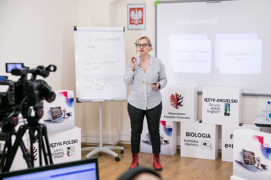 Agnieszka Tarnawska podczas e-lekcji języka angielskiego, fot. Andrzej Goiński/UMWKP