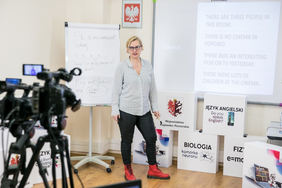 Agnieszka Tarnawska podczas e-lekcji języka angielskiego, fot. Andrzej Goiński/UMWKP