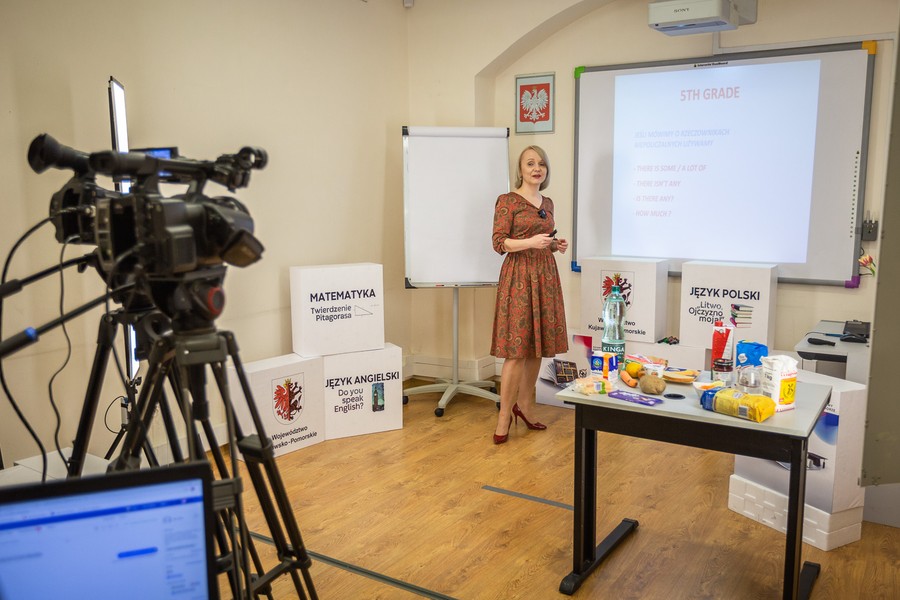 Katarzyna Zajączkowska podczas e-lekcji języka angielskiego, fot. Szymon Zdziebło/tarantoga.pl dla UMWKP