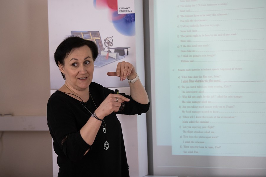 Monika Zalewska podczas e-lekcji języka angielskiego, fot. Mikołaj Kuras dla UMWKP