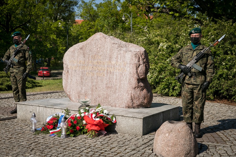 Uroczystość złożenia kwiatów pod obeliskiem poświęconym mieszkańcom Torunia poległym w czasie II wojny światowej (plac Rapackiego), fot. Andrzej Goiński