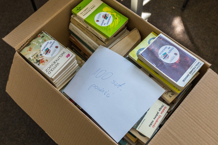 W ramach akcji przekazaliśmy już kilkaset książek, fot. Mikołaj Kuras dla UMWKP