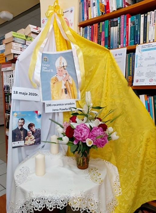 Waganiec w barwach papieskich, fot. Gminna Biblioteka Publiczna w Wagańcu