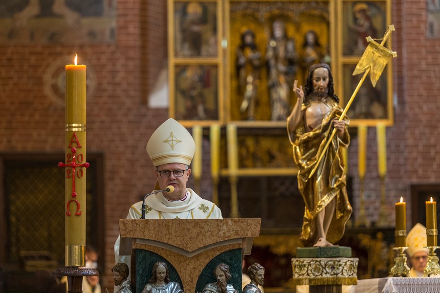Uroczysta msza św. w toruńskiej Katedrze w setną rocznicę urodzin św. Jana Pawła II, fot. Szymon Zdziebo/tarantoga.pl dla UMWKP