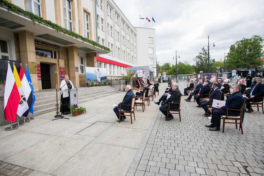 Uroczysta sesja sejmiku w setną rocznicę urodzin św. Jana Pawła II, fot. Andrzej Goiński/UMWKP