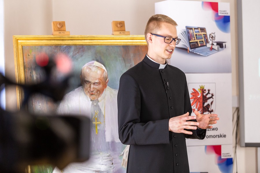 W setną rocznicę urodzin świętego Jana Pawła II odbyły się warsztaty i katechezy online, fot. Szymon Zdziebło tarantoga.pl dla UMWKP
