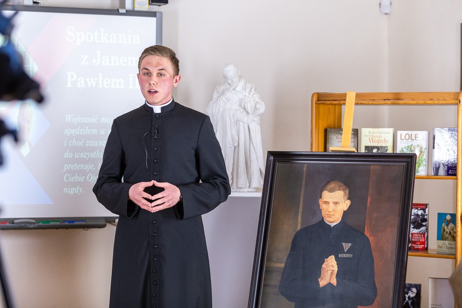W setną rocznicę urodzin świętego Jana Pawła II odbyły się warsztaty i katechezy online, fot. Szymon Zdziebło tarantoga.pl dla UMWKP