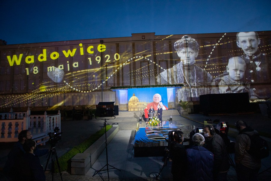 Toruńska część widowiska artystycznego „Przyszłość zaczyna się dziś, nie jutro” w setną rocznicę urodzin św. Jana Pawła II, fot. Mikołaj Kuras dla UMWKP