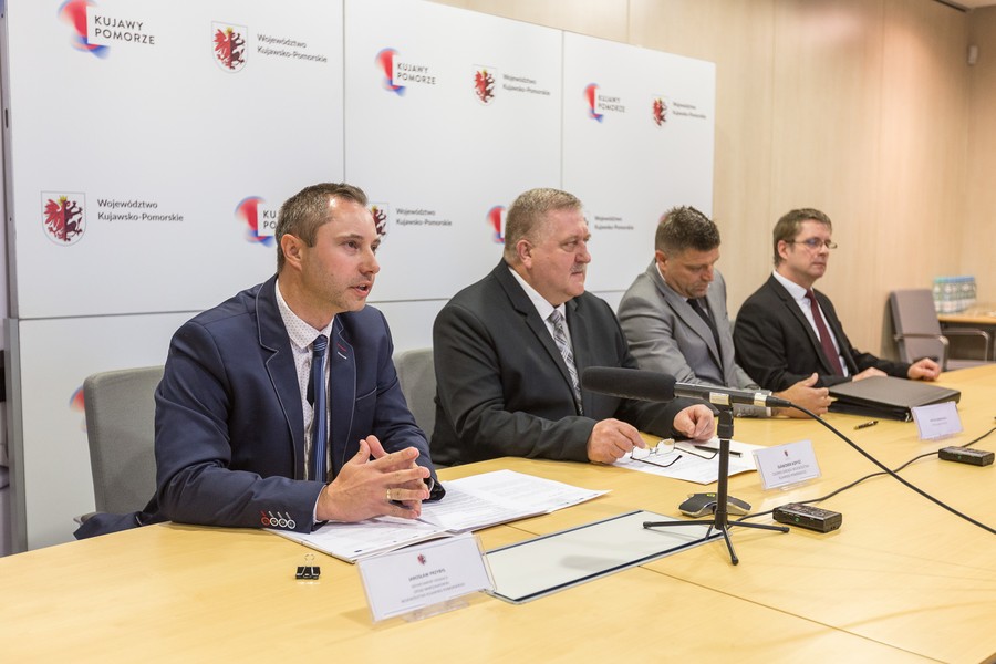Uroczyste podpisania umowy z wykonawcą robót budowalnych, fot. Szymon Zdziebło/tarantoga.pl dla UMWKP