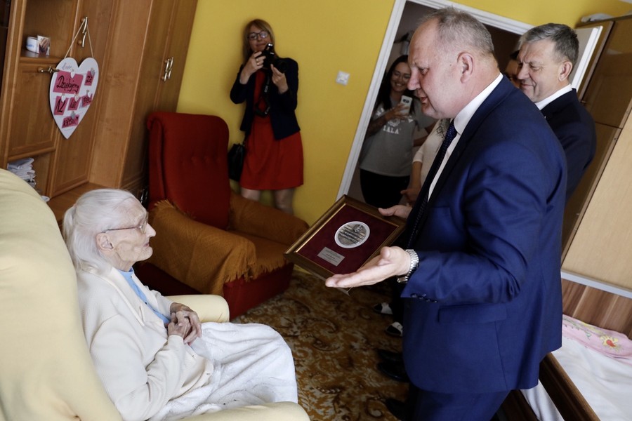 Uroczystość wręczenia medalu stuletniej Jadwidze Pszenicznej, fot. Andrzej Goiński dla UMWKP
