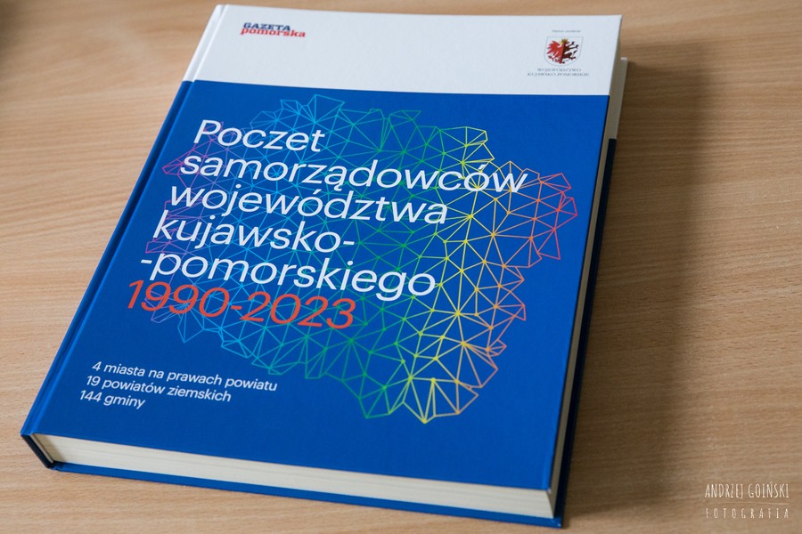 Publikacja „Poczet samorządowców województwa kujawsko-pomorskiego 1990-2020”, fot. Andrzej Goiński dla UMWKP
