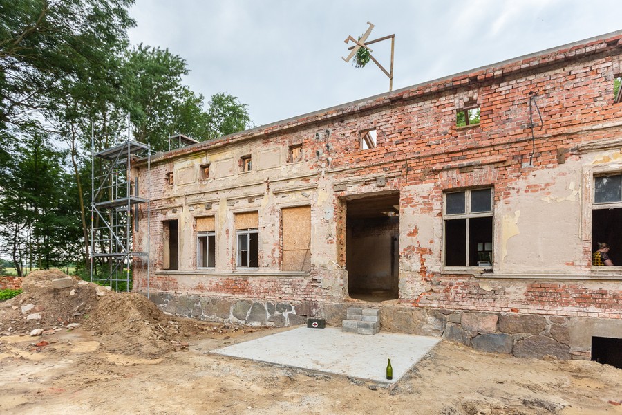 Uroczystość zawieszenia wiechy na dachu odbudowywanego dworku w Dusocinie, fot. Szymon Zdziebło/tarantoga.pl dla UMWKP