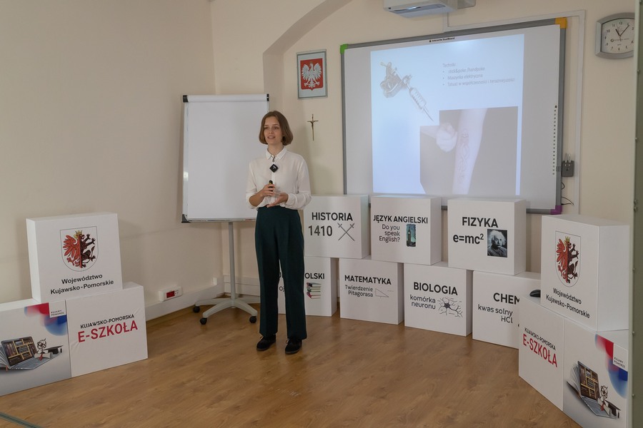Uczniowie I liceum Ogólnokształcącego w Toruniu wcielili się w rolę nauczycieli i poprowadzili własne e-lekcje, fot. Mikołaj Kuras dla UMWKP