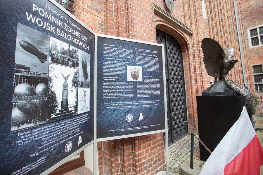 Replika pomnika (bez cokołu) była eksponowana na dziedzińcu ratusza staromiejskiego w Toruniu, fot. Mikołaj Kuras dla UMWKP