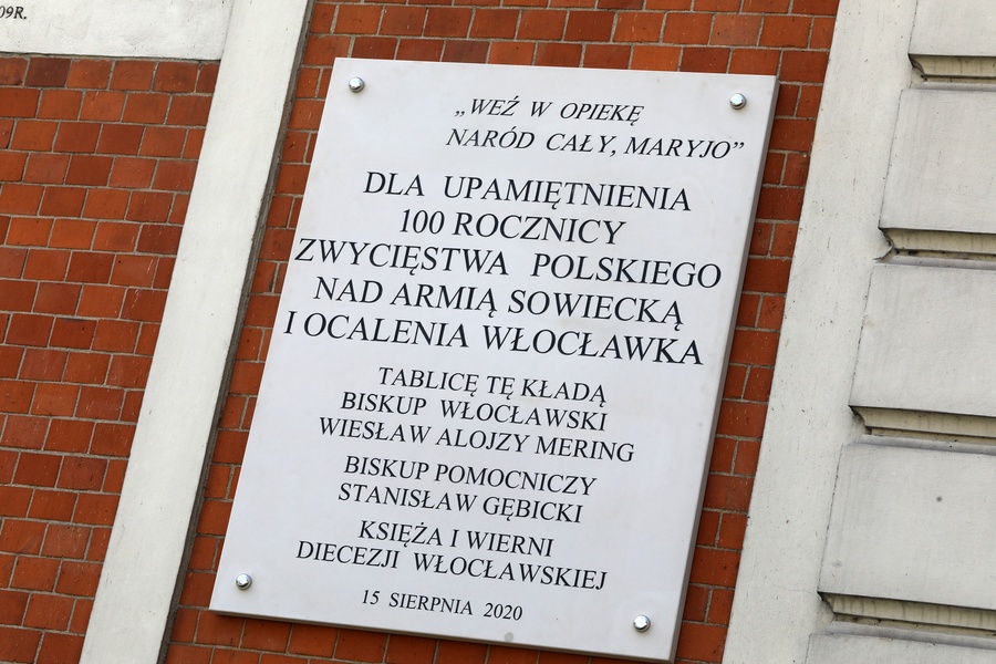 Obchody setnej rocznicy Cudu nad Wisłą - oficjalne uroczystości z ceremoniałem wojskowym przed Bazyliką Katedralną we Włocławku, fot. Sławomir Kowalski, tarantoga.pl dla UMWKP