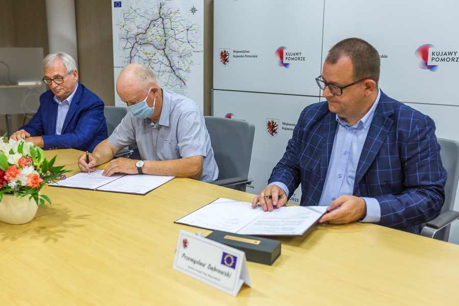 Uroczystość podpisania umowy na budowę ścieżki rowerowej przy drodze wojewódzkiej nr 657, fot. Szymon Zdziebło tarantoga.pl dla UMWKP