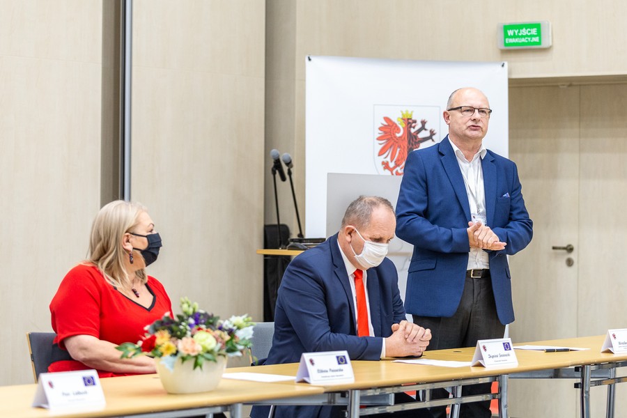 Uroczystość podpisania umowy na budowę ścieżki rowerowej przy drodze wojewódzkiej nr 273, fot. Szymon Zdziebło tarantoga.pl dla UMWKP