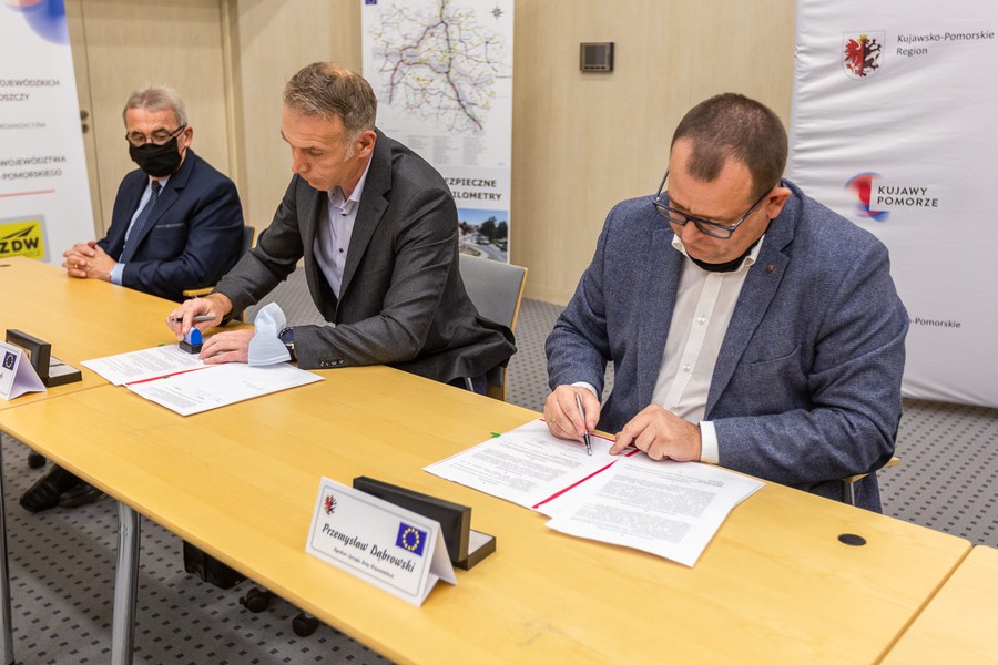 Uroczystość podpisania umowy na budowę ścieżki rowerowej przy drodze wojewódzkiej nr 273, fot. Szymon Zdziebło tarantoga.pl dla UMWKP
