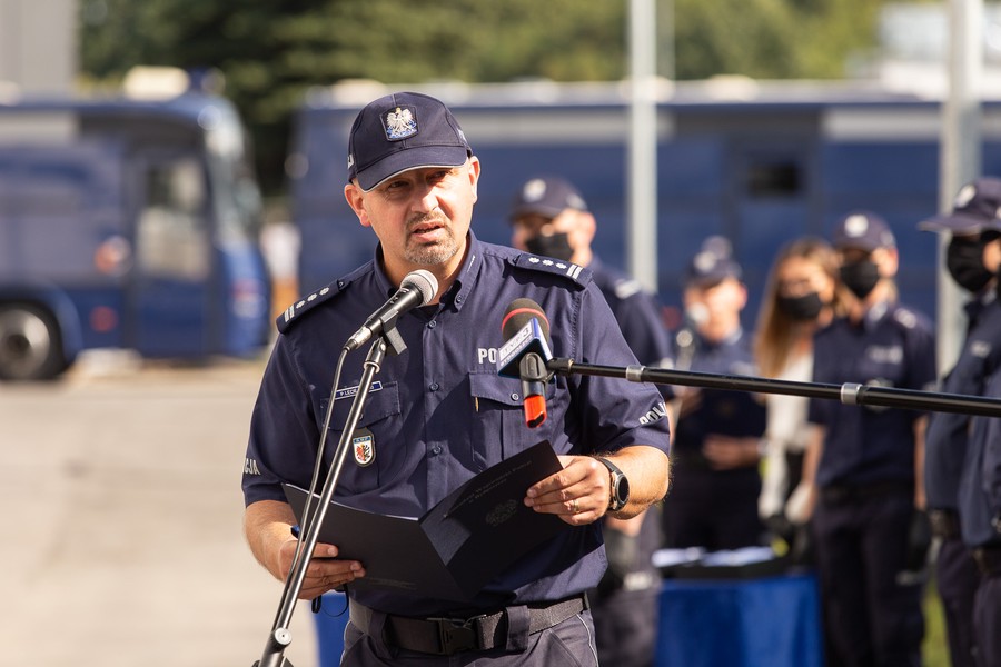 Przekazanie radiowozów odbyło się przed Komendą Wojewódzką Policji w Bydgoszczy, fot. Filip Kowalkowski dla UMWKP.