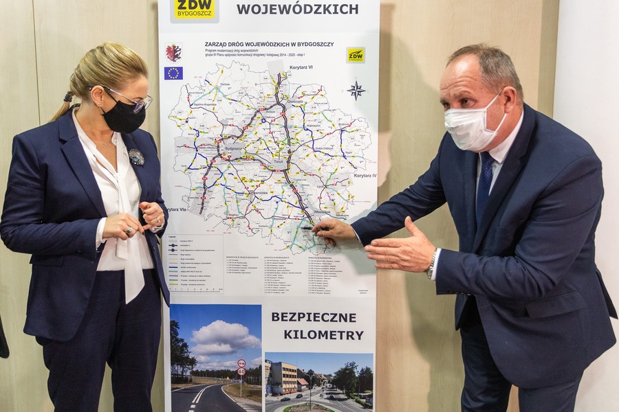 Podpisanie umowy na budowę obwodnicy Lubrańca, fot. Szymon Zdziebło/tarantoga.pl dla UMWKP