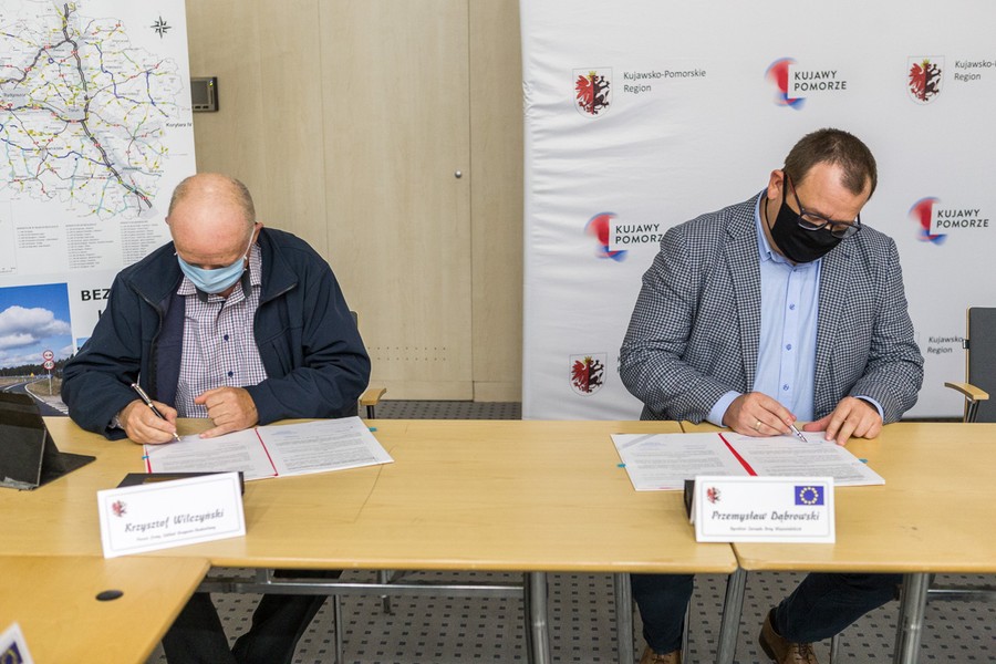 Uroczystość podpisania umowy na budowę dwóch odcinków ścieżki rowerowej w powiatach toruńskim i golubsko-dobrzyńskim, fot. Szymon Zdziebło tarantoga.pl dla UMWKP