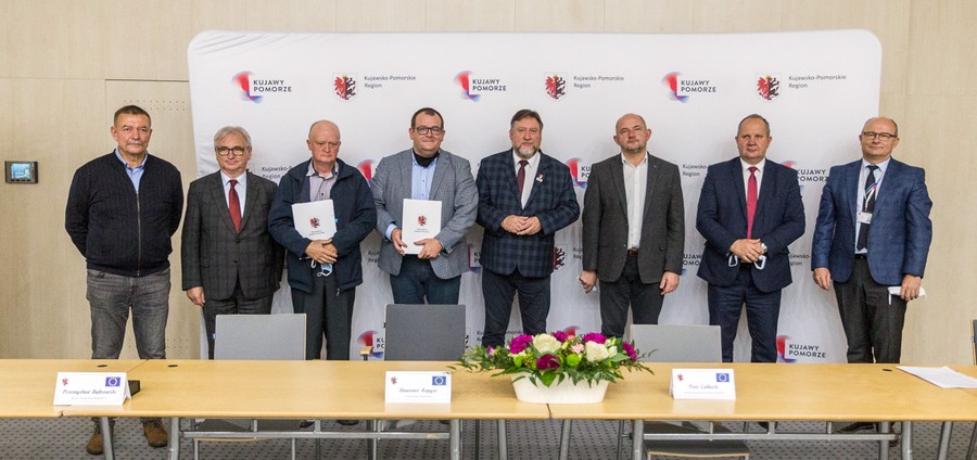 Uroczystość podpisania umowy na budowę dwóch odcinków ścieżki rowerowej w powiatach toruńskim i golubsko-dobrzyńskim, fot. Szymon Zdziebło tarantoga.pl dla UMWKP