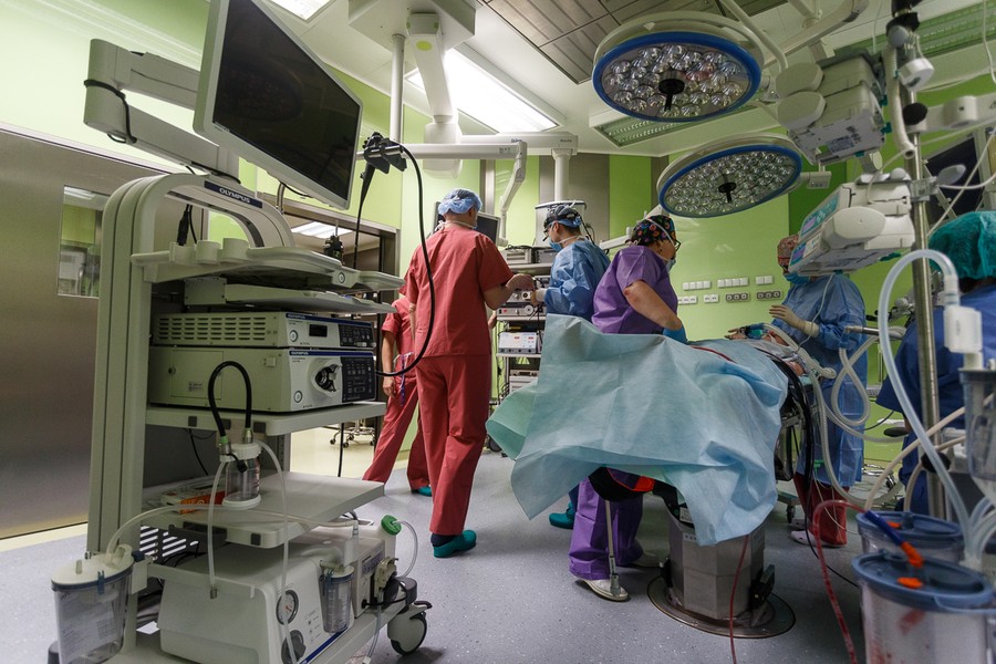Przygotowania do operacji w Wojewódzkim Szpitalu Dziecięcym, fot. Filip Kowalkowski dla UMWKP