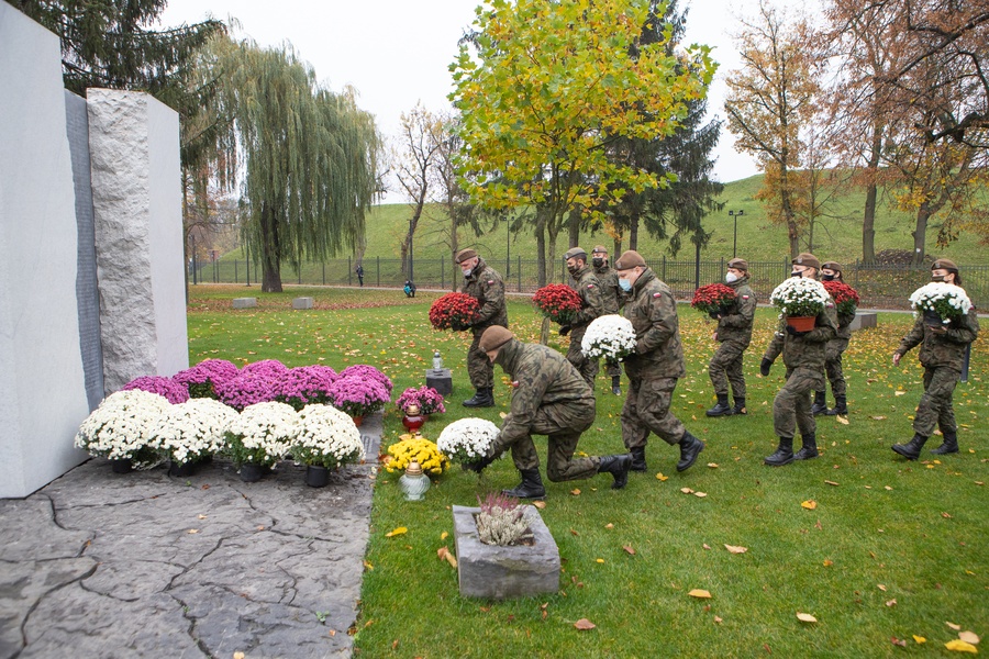 Żołnierze WOT złożyli kwiaty w miejscach pamięci, fot. Mikołaj Kuras dla UMWKP