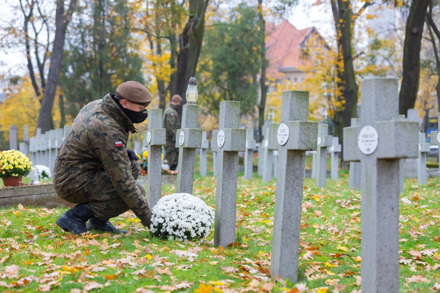Żołnierze WOT złożyli kwiaty w miejscach pamięci, fot. Mikołaj Kuras dla UMWKP