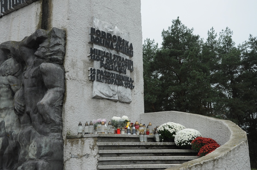 Harcerze złożyli kwiaty w miejscach pamięci, fot. Archiwum UMWKP