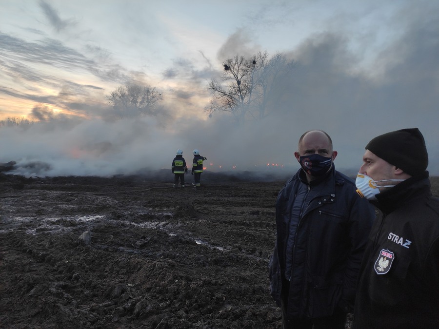 Marszałek Piotr Całbecki na miejscu pożaru w Raciniewie, fot. Beata Krzemińska/UMWKP