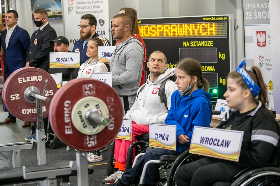 Na zdjęciu niepełnosprawni sportowcy, uczestnicy tegorocznych mistrzostw w podnoszeniu ciężarów, fot. Filip Kowalkowski dla UMWKP