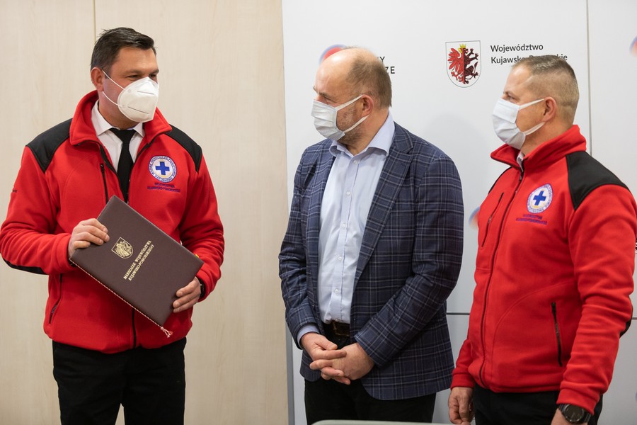 Uroczystość przekazania umowy o dofinansowanie szkoleń dla przyszłych ratowników wodnych, fot. Mikołaj Kuras dla UMWKP