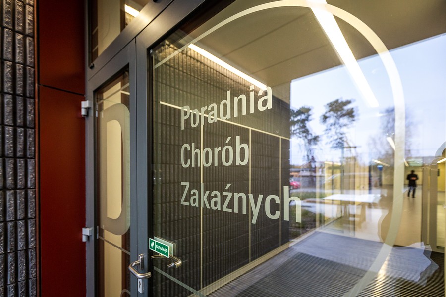 Kierownictwo Wojewódzkiego Szpitala Zespolonego w Toruniu odebrało klucze do oddziału zakaźnego w nowym kompleksie lecznicy na Bielanach; fot. Szymon Zdziebło/tarantoga.pl dla UMWKP