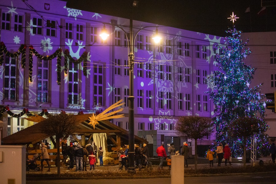 Włączone świąteczne iluminacje przed Urzędem Marszałkowskim, fot. Mikołaj Kuras dla UMWKP