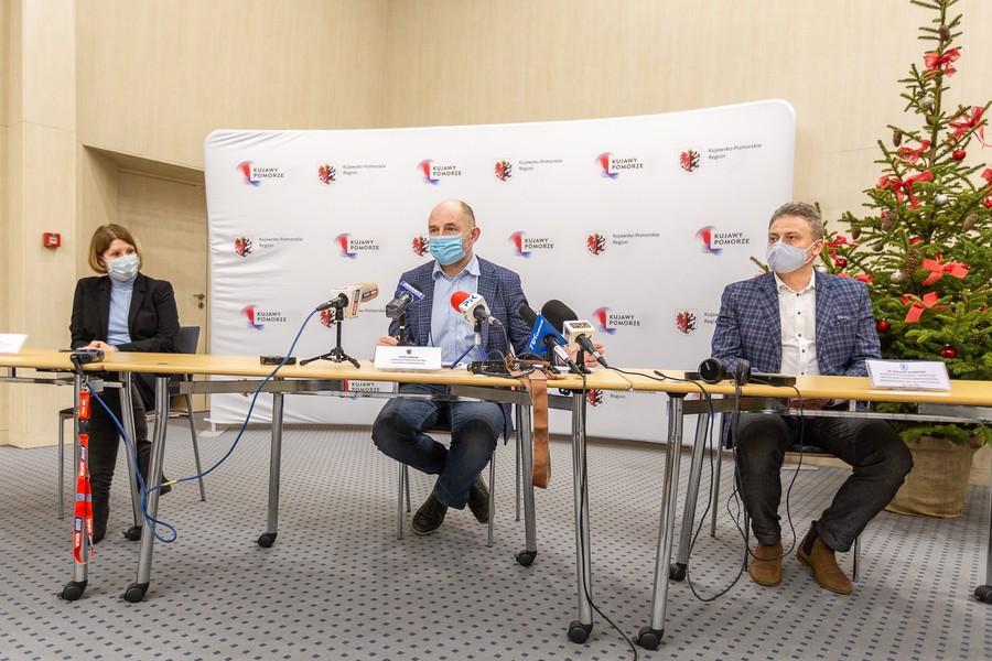 Konferencja w sprawie szczepień przeciw Covid-19 i uruchomienia poradni dla osób, które przeszły koronawirusa, fot. Szymon Zdziebło/tarantoga.pl dla UMWKP