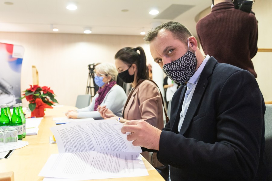 Podpisanie umów o wsparcie dla strefy gastro, fot. Mikołaj Kuras dla UMWKP