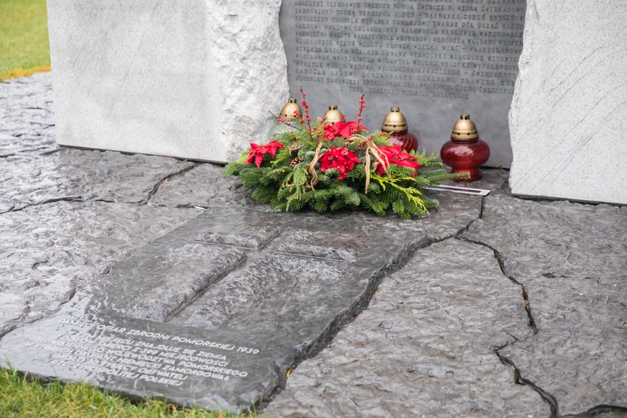 Uroczystości pod pomnikiem Pamięci Ofiar Zbrodni Pomorskiej, fot. Andrzej Goiński/UMWKP