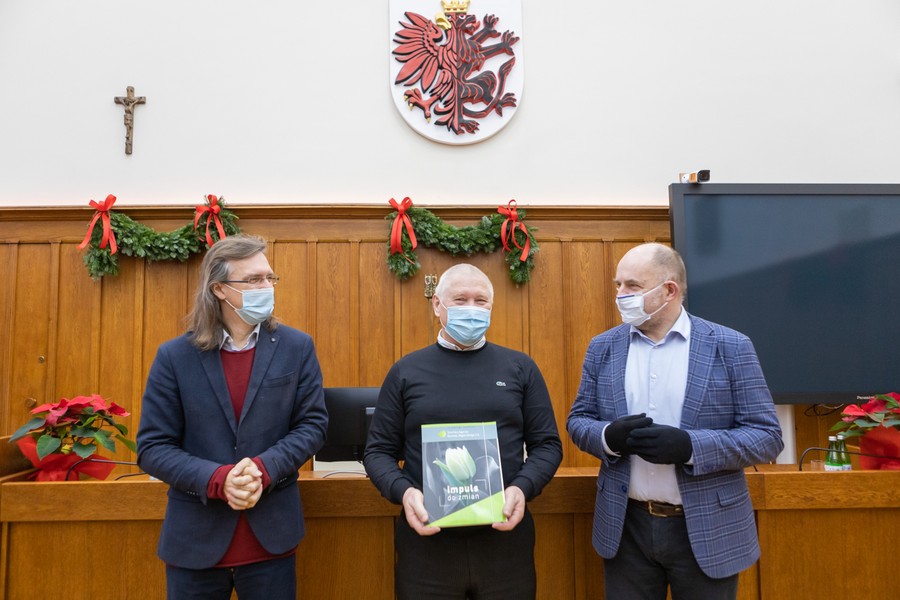 Uroczystość wręczenia umów przedstawicielom firm Chemaxpol, Comkon i Laser Plus, fot. Mikołaj Kuras dla UMWKP