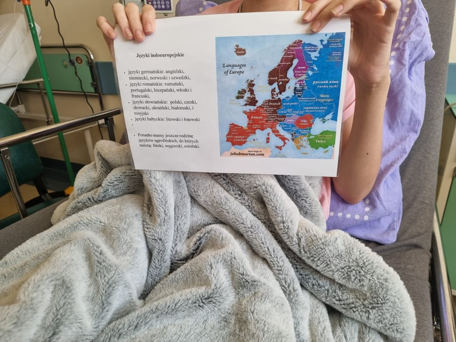 Uczennica z oddziału onkologii w szpitalu im. A. Jurasza pokazuje kartę z ciekawostkami językowymi. Fot. Paweł Wysiński