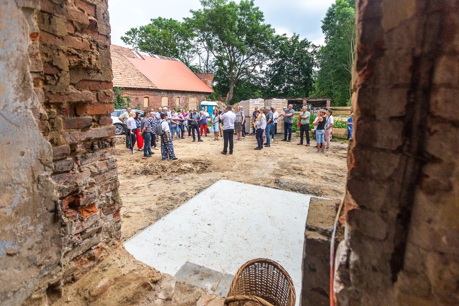 Wiecha na odbudowywanym dworku L. Rydygiera w Dusocinie, fot. Filip Kowalkowski dla UMWK-P