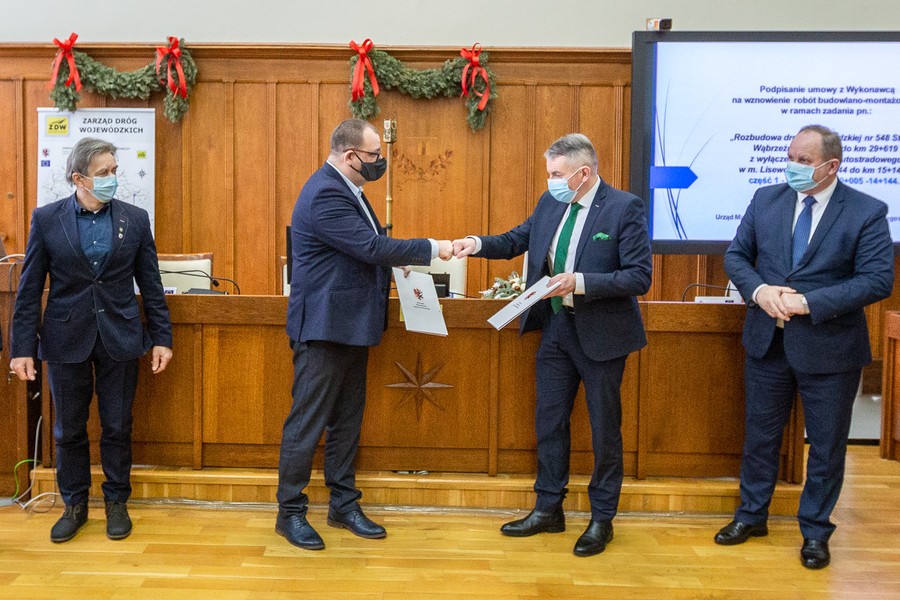 Uroczystość podpisania umowy na drugi odcinek trasy Stolno-Wąbrzeźno, fot. Szymon Zdziebło/tarantoga.pl dla UMWKP