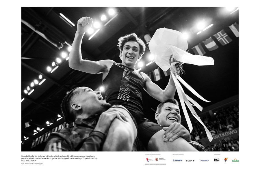 Mondo Duplantis świętuje z Pawłem Wojciechowskim i Emmanuelem Karalisem pobicie rekordu świata w skoku o tyczce (6,17 m) podczas meetingu Copernicus Cup, fot. Aleksandra Szmigiel