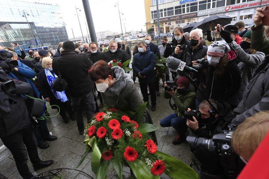 Obchody 40. rocznicy Bydgoskiego Marca, kwiaty pod tablicą upamiętniającą strajk chłopski, fot. Filip Kowalkowski dla UMWKP