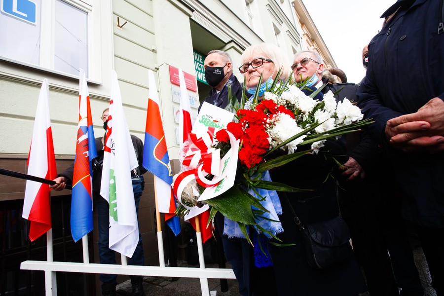 Obchody 40. rocznicy Bydgoskiego Marca, kwiaty pod tablicą upamiętniającą strajk chłopski, fot. Filip Kowalkowski dla UMWKP