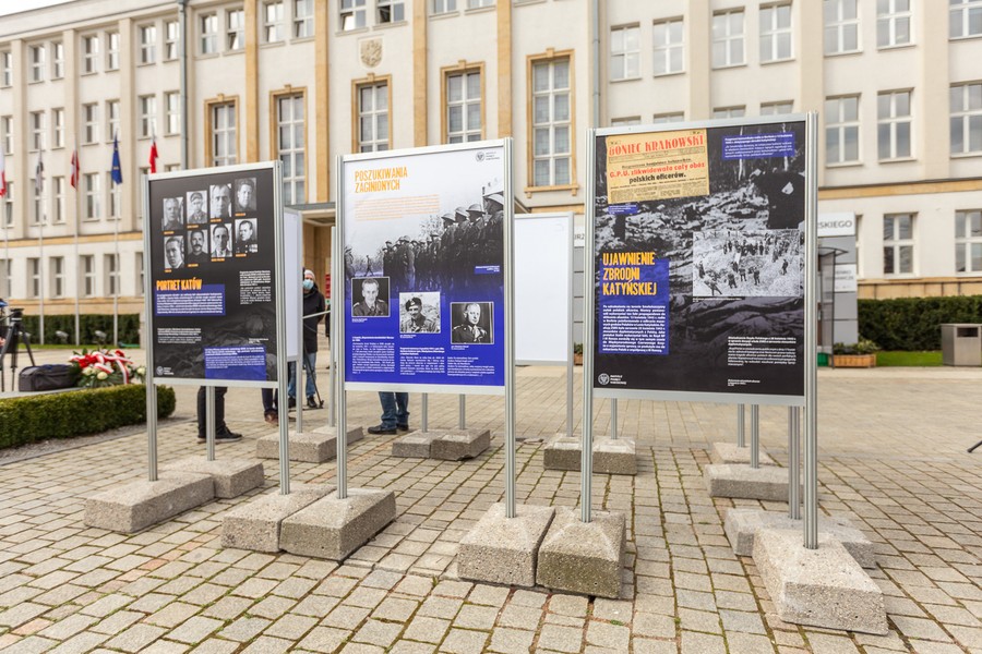 Otwarcie wystawy z okazji 81. rocznicy zbrodni katyńskiej w Toruniu, fot. Szymon Zdziebło/tarantoga.pl dla UMWKP