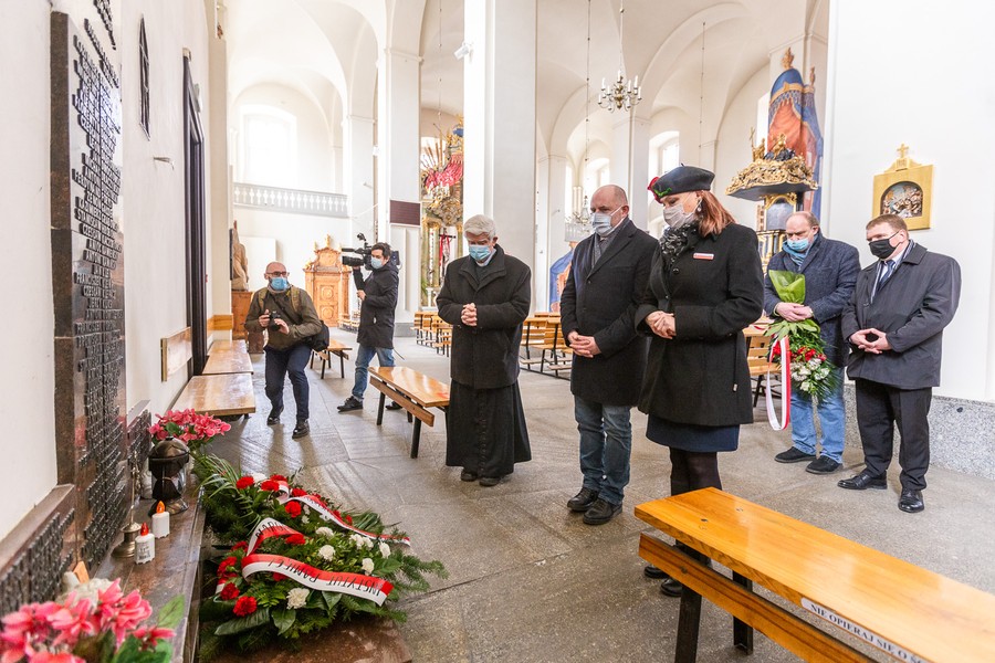 Złożenie kwiatów pod tablicą pamiątkową w kościele św. Ducha w Toruniu, fot. Szymon Zdziebło/tarantoga.pl dla UMWKP