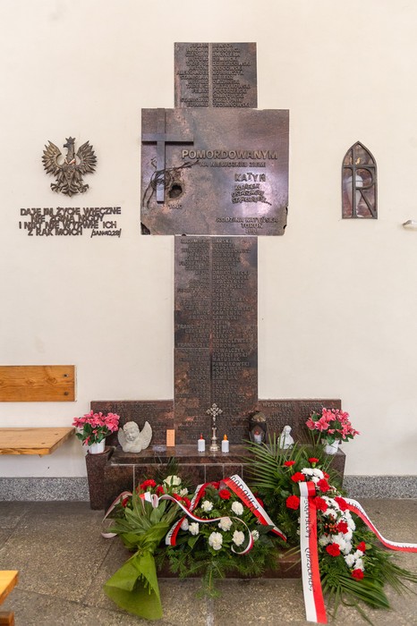 Złożenie kwiatów pod tablicą pamiątkową w kościele św. Ducha w Toruniu, fot. Szymon Zdziebło/tarantoga.pl dla UMWKP