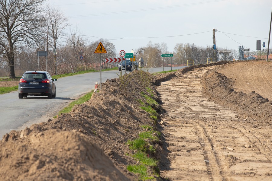 Budowa ścieżki wzdłuż dróg wojewódzkich nr 649 i 554 z Pluskowęs do Sierakowa, fot. Mikołaj Kuras dla UMWKP