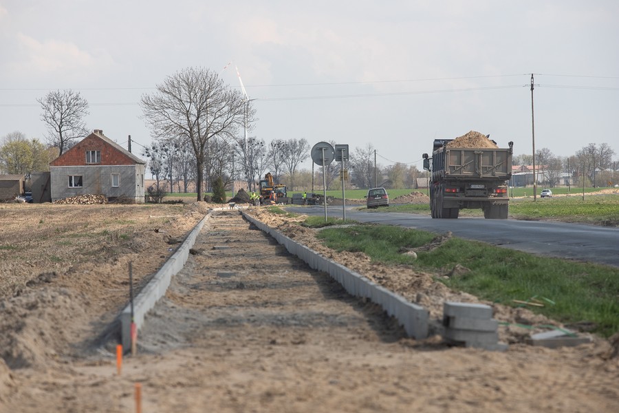 Budowa ścieżki wzdłuż dróg wojewódzkich nr 649 i 554 z Pluskowęs do Sierakowa, fot. Mikołaj Kuras dla UMWKP